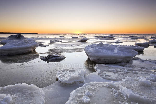 Hielo en el lago Winnipeg al atardecer, Victoria Beach, Manitoba, Canadá . - foto de stock