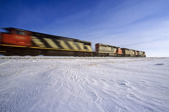 Locomotoras en movimiento a lo largo de la línea ferroviaria durante el invierno cerca de Winnipeg, Manitoba, Canadá - foto de stock