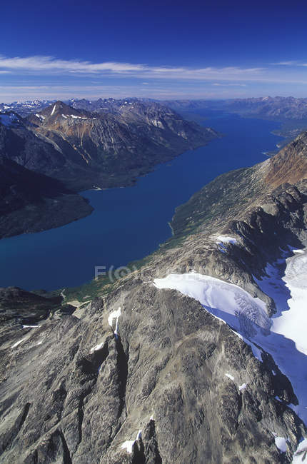 Vista aérea del lago Chilko y montañas nevadas en Columbia Británica, Canadá . - foto de stock