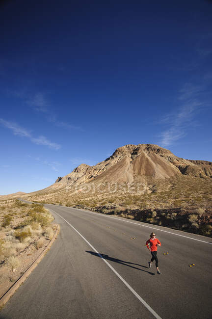 Sentier en cours d'exécution dans la vallée de Fire State Park. Las Vegas, Nevada. — Photo de stock