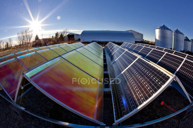 Pannelli solari e riflettori in azienda vicino a Calgary, Alberta, Canada
. — Foto stock