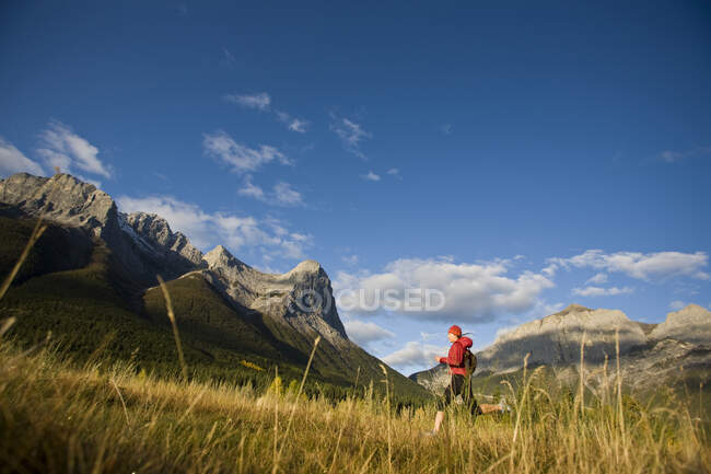 A young woman trail running in Canmore, AB — Stock Photo