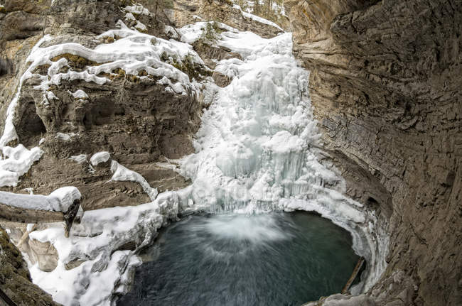 Fließendes Wasser der niedrigeren Wasserfälle am johnston canyon im Winter, banff nationalpark, alberta, canada. — Stockfoto