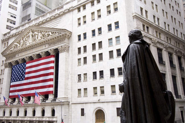 Borsa di New York con grande bandiera USA, Manhattan, New York, Stati Uniti — Foto stock