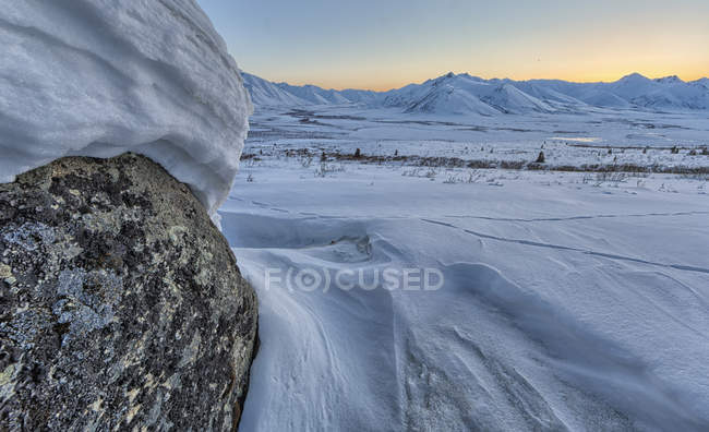Valle del río Blackstone congelado en Tombstone Territorial Park, Yukón, Canadá . - foto de stock