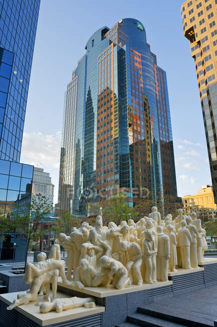 Скульптури пам'ятник фронту Банк башта в Монреалі, Квебек, Канада — стокове фото