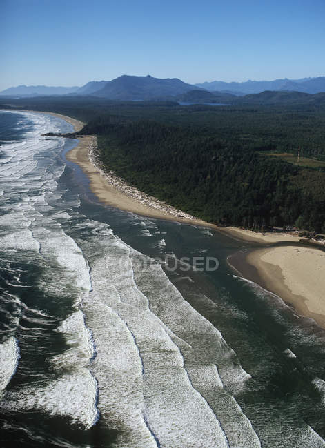 Vista aérea del Parque Nacional Wickaninish Beach of Pacific Rim, Isla Vancouver, Columbia Británica, Canadá
. - foto de stock
