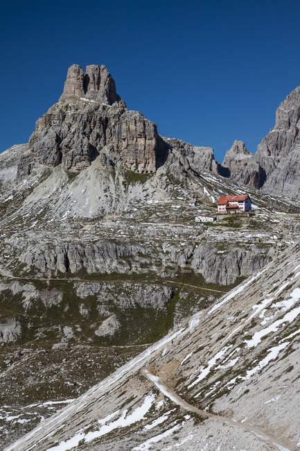 Cabaña de montaña cerca de Tre Cime di Lavaredo en Dolomitas, norte de Italia . - foto de stock