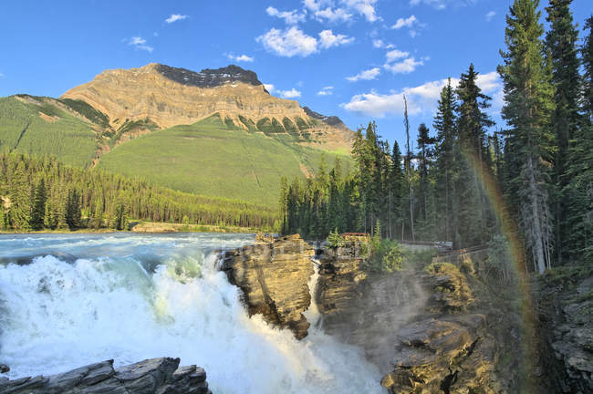 Regenbogen bei Athabasca-Wasserfällen, Jaspis-Nationalpark, Alberta, Kanada — Stockfoto