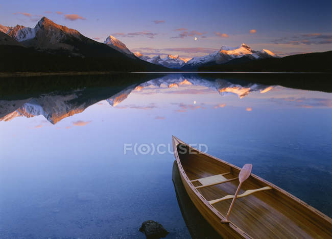 Каноэ пришвартовано на озере Малинье, Национальный парк Джаспер, Альберта, Канада — стоковое фото