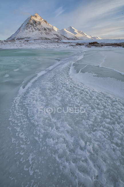 Rivière Blackstone gelée avec pic Angelcomb près de la route Dempster, Yukon, Canada . — Photo de stock