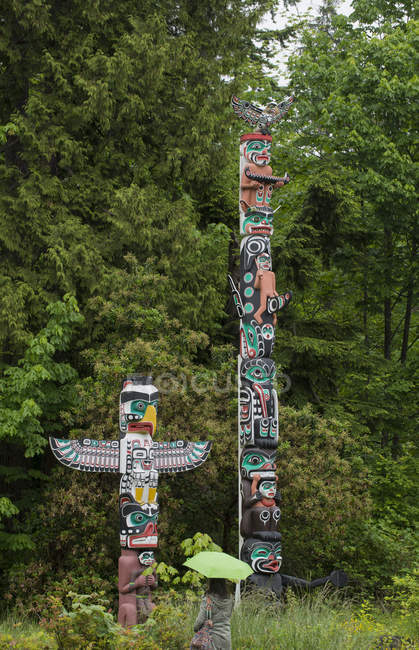 First nation totem poles in Stanley Park, Vancouver British Columbia, Canada — Stock Photo