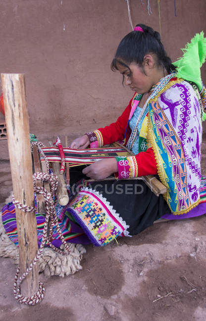 Jeune femme locale exécutant le tissage traditionnel, Pisac, Pérou — Photo de stock