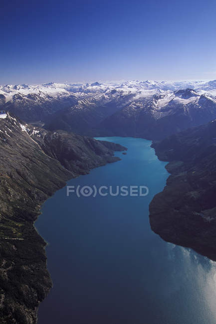 Vista aérea del lago Chilko en el paisaje montañoso del Parque Provincial de Tsylos, Columbia Británica, Canadá . - foto de stock
