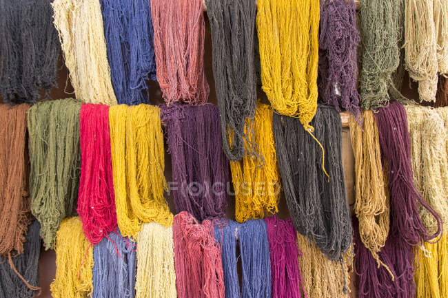 Fio de tecelagem tradicional na aldeia de Pisac, Peru — Fotografia de Stock