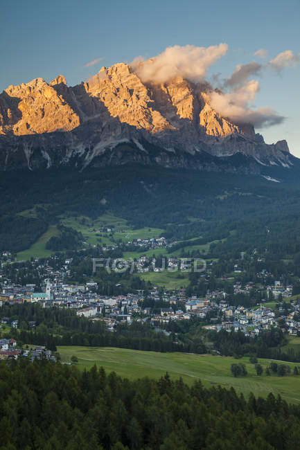 Sunset over resort town of Cortina dAmpezzo in Dolomites in Northern Italy. — Stock Photo