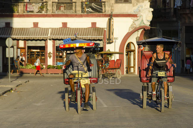 Pedicabs dans la rue sous une lumière tamisée, La Havane, Cuba — Photo de stock