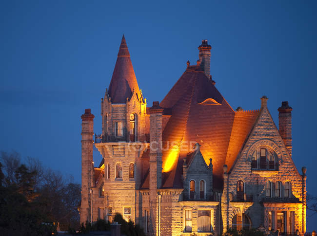 Castillo de Craigdarroch sitio histórico iluminado en el crepúsculo, Victoria, Columbia Británica, Canadá - foto de stock