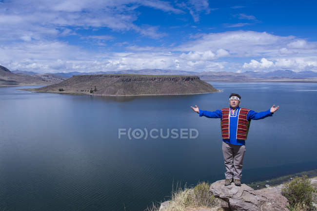 Шаман на озере Умайо, Перу — стоковое фото