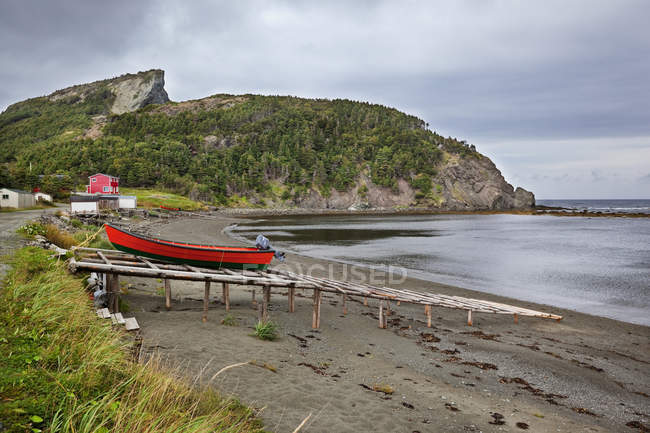 Bottiglia baia con rampa in legno e dory boat sulla riva a Terranova, Canada — Foto stock