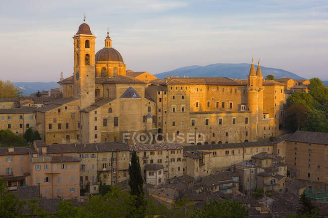 Landschaft des Herzogspalastes bei Sonnenuntergang, Urbino, Marken, Italien — Stockfoto