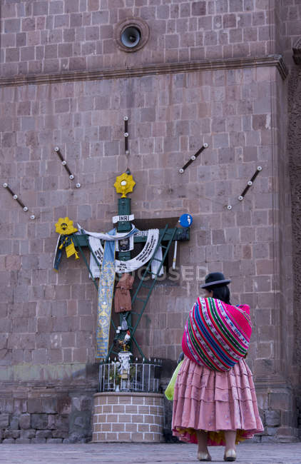 Local woman at church building Puno, Peru — Stock Photo