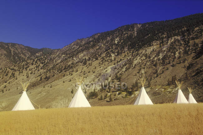 Primeira aldeia de teepee das nações acima do rio Fraser, Colúmbia Britânica, Canadá . — Fotografia de Stock