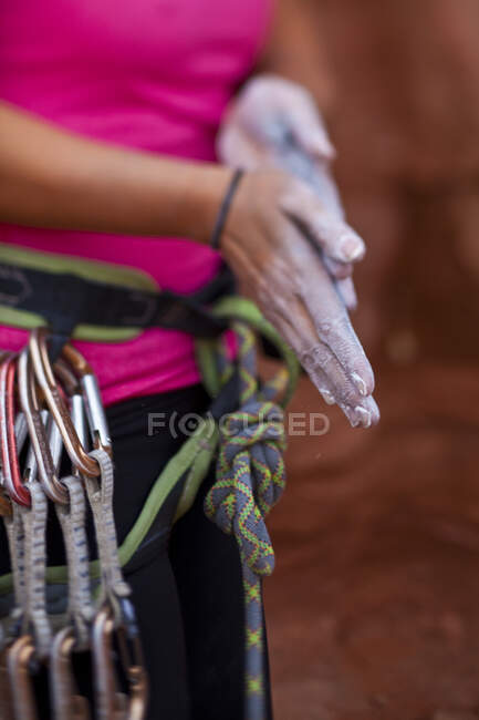 Primer plano de la preparación de la mujer para la escalada en roca en St Georges, Utah, Estados Unidos de América - foto de stock