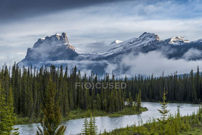 Nebliger Burgberg und Bugfluss, Banff-Nationalpark, Alberta, Kanada — Stockfoto