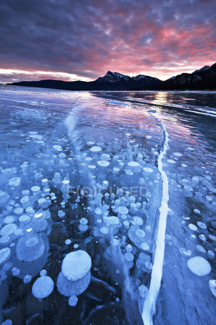 Lac d’Abraham et le pic de Kista en hiver, Kootenay Plains, Bighorn Wildland, Alberta, Canada — Photo de stock