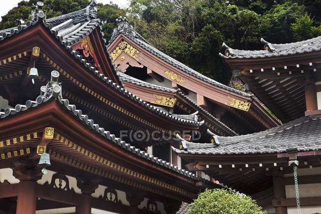 Багато прикрашений даху канон роблять зал, в Hasedera храм в Камакура, Японія. — стокове фото