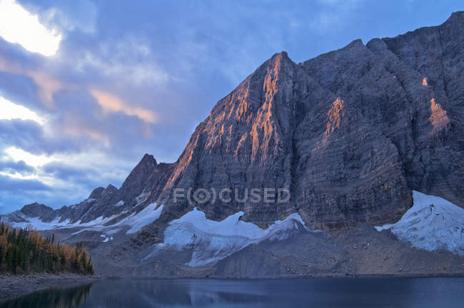 Rockwall at Floe Lake in twilight in Kootenay National Park, British Columbia, Canada — Stock Photo