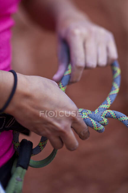 Close-up de mulher amarrando corda antes de escalada em St Georges, Utah, Estados Unidos da América — Fotografia de Stock