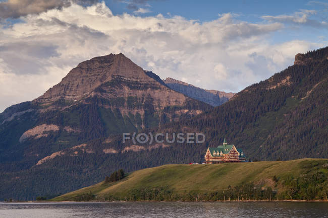 Edificio del Prince of Wales Hotel all'alba nel Waterton Lakes National Park, Alberta, Canada — Foto stock