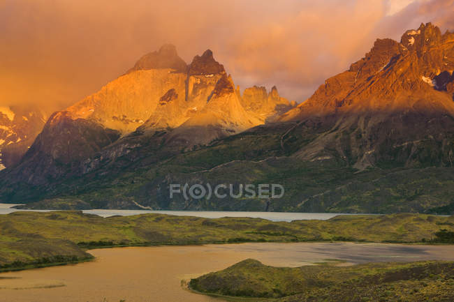 Montagne di Cuernos del Paine all'alba, Parco Nazionale Torres del Paine, Patagonia, Cile — Foto stock