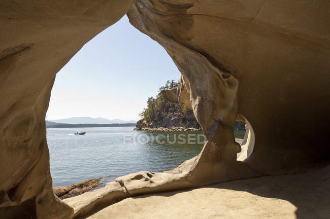 Arco de arenito na costa da Ilha de Galiano, Ilhas do Golfo, Canadá — Fotografia de Stock