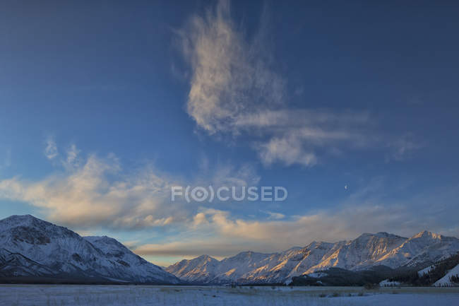 Dawn with moon in sky over Slims River Valley in Kluane National Park, Yukon, Canada. — Stock Photo