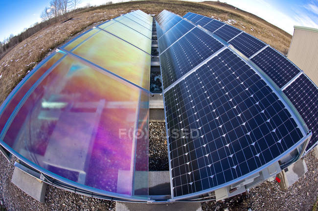 Sonnenkollektoren und Reflektoren auf Bauernhof in der Nähe von Calgary, Alberta, Kanada. — Stockfoto