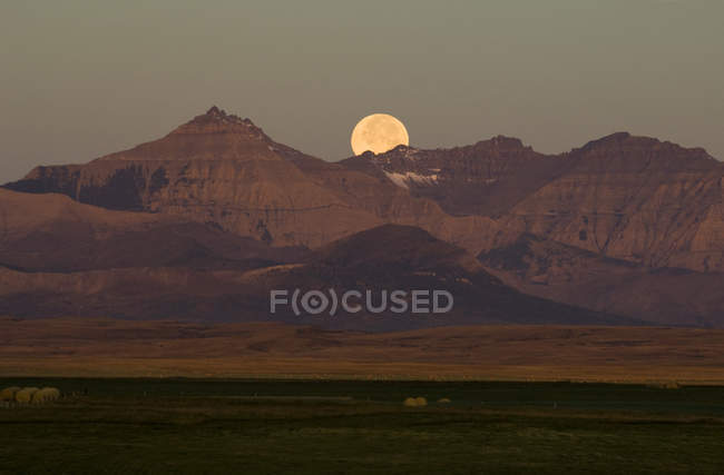 Montañas y luna panorámica en Alberta, Canadá . - foto de stock