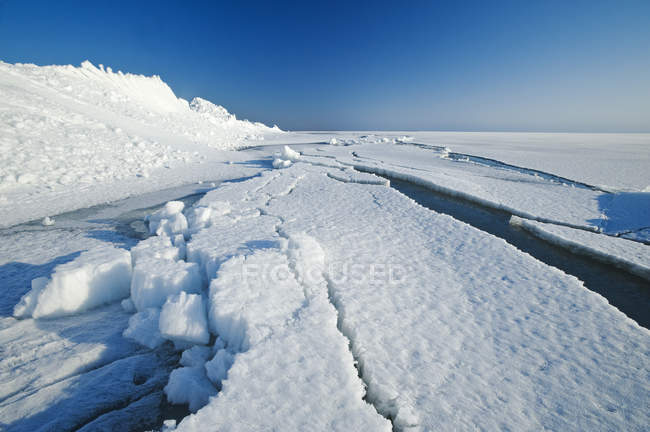 Angeschwemmte Eisströme entlang des gefrorenen Sees winnipeg, manitoba, canada — Stockfoto