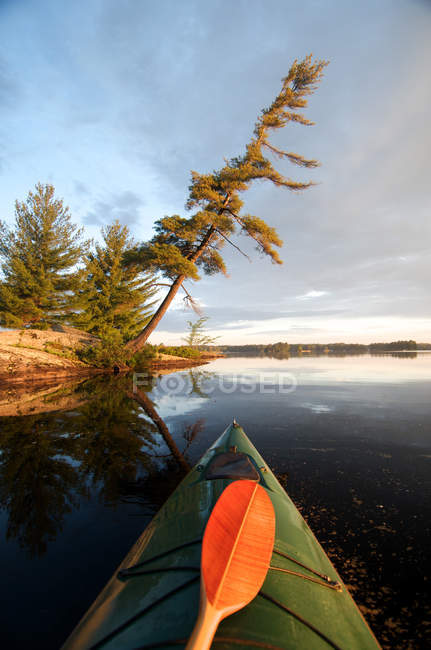 Canoe prow in autumnal scenery on Kahshe lake in Muskoka, Ontario, Canada — Stock Photo