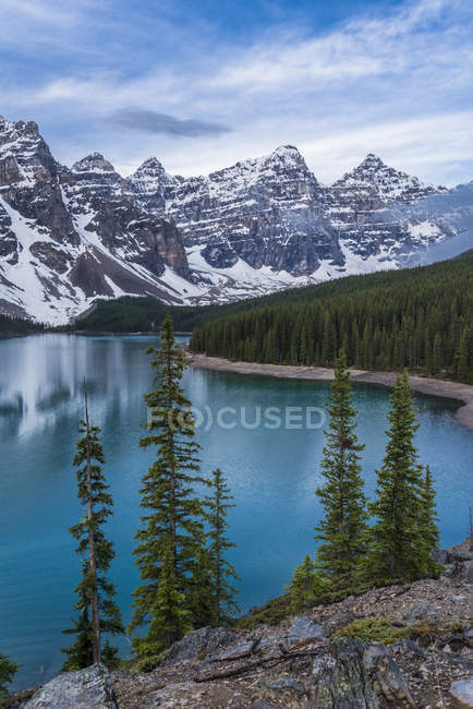 Скалистые горы, отражающиеся в озере Морейн в Национальном парке Банф, Альберта, Канада — стоковое фото