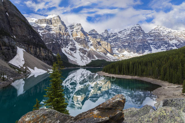 Montanhas rochosas refletindo no Lago Moraine em Banff National Park, Alberta, Canadá — Fotografia de Stock