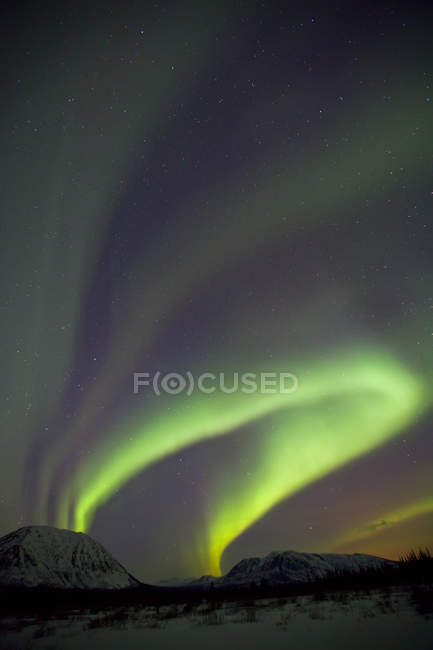 Aurora borealis au-dessus des montagnes à l'extérieur de Whitehorse, Yukon, Canada . — Photo de stock