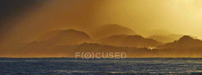 Rayos crepusculares sobre el Océano Pacífico, Pasaje Interior, Montañas Costeras, Columbia Británica, Canadá - foto de stock