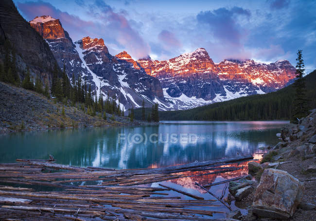 Sunrise over Moraine Lake and Valley of Ten Peaks in Banff National Park, Alberta, Canadá — Fotografia de Stock