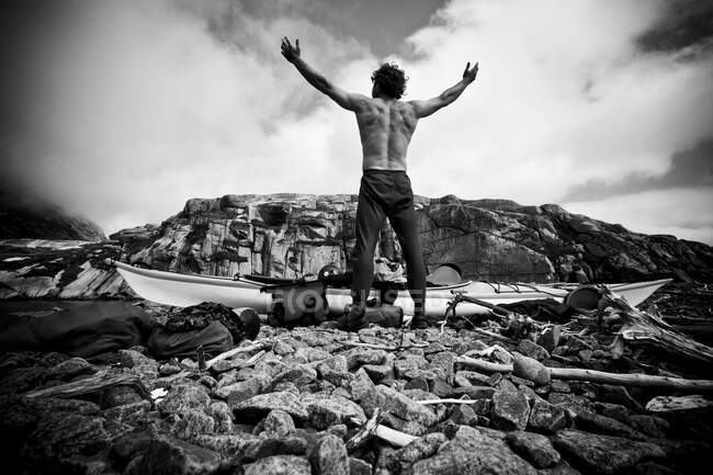 Giovane uomo che si gode la natura mentre fa kayak lungo la costa meridionale di Terranova, Capo la Hune, NL — Foto stock