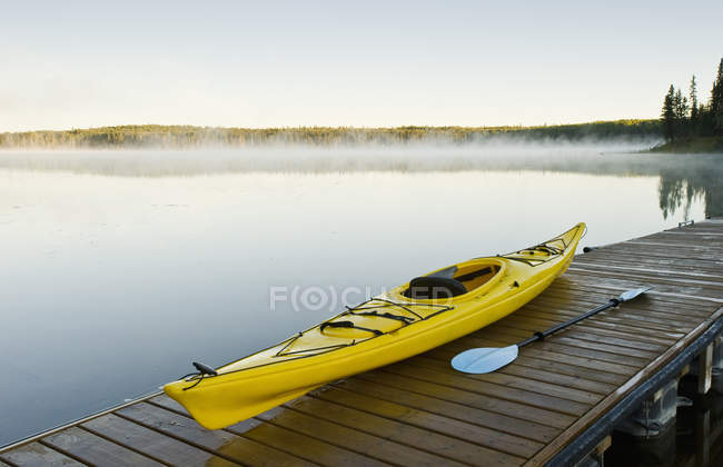 Kayak en muelle en Hanging Heart Lakes, Prince Albert National Park, Saskatchewan, Canadá - foto de stock