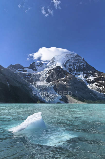 Eisbrocken vom Berggletscher im Bergsee gekalbt, Mount Robson Provinzpark, britische Kolumbia, Kanada — Stockfoto
