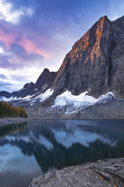 Rockwall em Floe Lake refletindo na lagoa ao amanhecer, Floe Lake, Kootenay National Park, British Columbia, Canadá — Fotografia de Stock